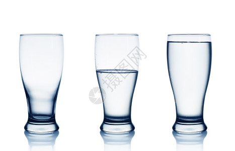 玻璃等级孤立在白色空半杯和满水上喝图片