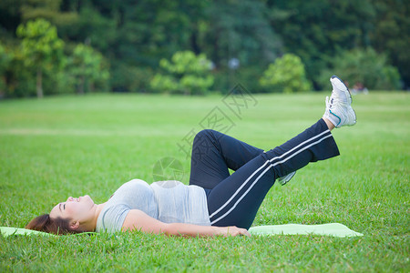 户外草坪上运动的女性图片