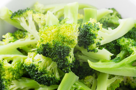 碗中新鲜蒸绿色花椰菜健康食物素主义者图片