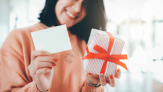 空白的爱带着色空卡和礼品盒的快乐笑女人白纸牌和专为文字定制的空白卡生日图片
