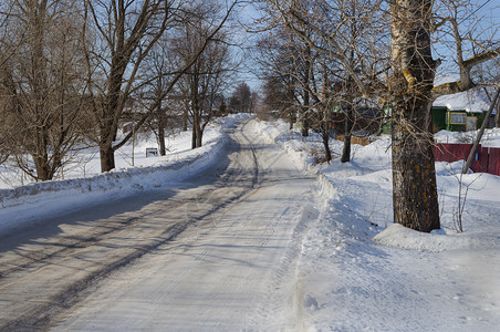 运输小路俄罗斯城镇Kolchugugino的白雪街道弗拉基米尔地区俄罗斯桑尼冬日农村图片