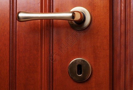 门口红色的金柄和钥匙洞木门关上结构体图片