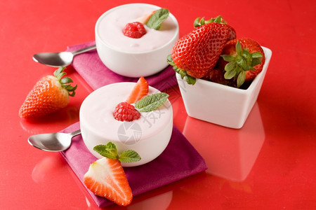 甜点浆果红玻璃桌上美味草莓酸奶的照片碗图片