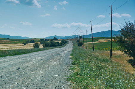 高的吉尔斯坦西部贾拉勒阿巴德地区山公路岩石夏天图片