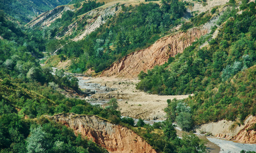 自然美丽的中央吉尔斯坦西部贾拉勒阿巴德地区山公路图片