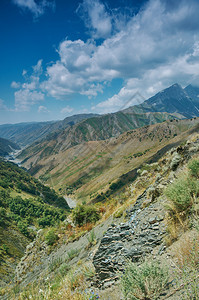 高的天空旅游吉尔斯坦西部贾拉勒阿巴德地区山公路图片