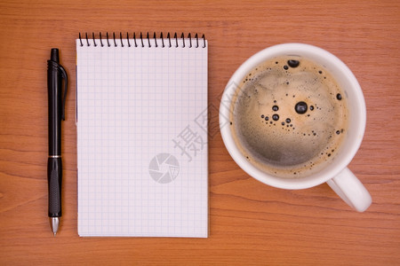 商业杯子以及桌上的咖啡和笔记本之杯生活图片