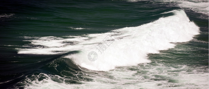 水波浪在黑暗的海洋中崩溃和破碎运动风图片