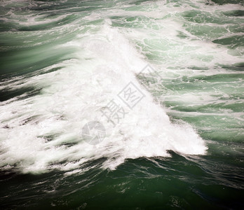 海浪天气灰色的波在黑暗海洋中崩溃和破碎图片