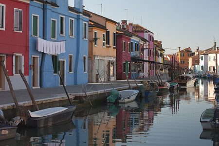 运河在布拉诺威尼斯的一条典型街道上窗户意大利图片