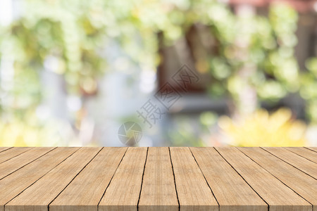 木头桌子花园板表以自然界为顶端绿色模糊背景用于调配产品设计图片