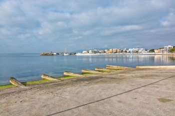 水阳光西班牙巴利阿里群岛马洛卡和巴利阿里群的船艇发射坡道和地中海及平线旅行图片
