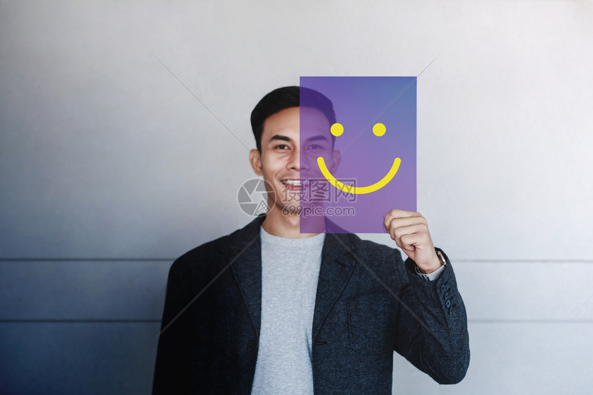 快乐人的概念年轻微笑和展示图标在透明卡片正面的人类脸蛋上表现良好的情感有选择地关注卡片通情绪健康图片