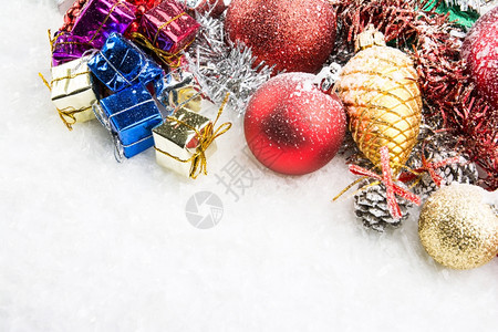 圣诞饰品礼盒和雪上球快乐的领域配件图片