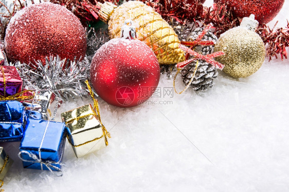 圣诞饰品礼盒和雪上球派对金子冬天图片