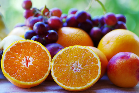 杏甜点桌上的切片橙子内橘和葡萄沙拉图片