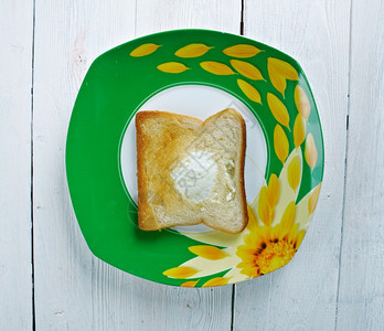 鸡蛋在篮子里一块面包的洞里炒鸡蛋粮食早餐油炸图片