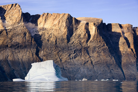 靠近破冰船偏僻的东格陵兰弗朗茨约瑟夫费尔德的冰山上一个落附近的俄罗斯破冰器图片