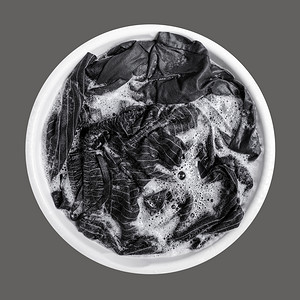 在灰色背景上被孤立的白色塑料瓷器中黑妇女裤湿的色子图片