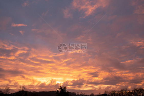 黄昏全景颜色夜天空有糊色云彩图片