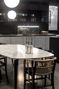 玻璃黑暗的带有白色大理石桌和低键家具内阁的黑暗托恩厨房豪华图片