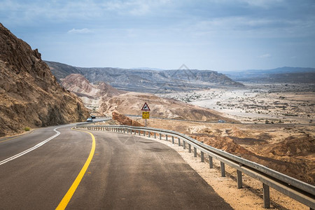 山以色列的Negev沙漠位于以色列伊吉特边界附近的Israel以南的negev沙漠路砂岩图片