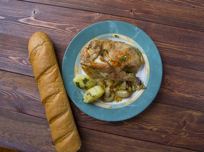 厨房普莱特法国烤鸡洋葱炒肉卷式农场的煎鸡肉腿图片