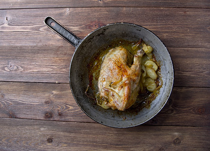 法国烤鸡洋葱炒肉卷式农场的煎鸡肉法语白色的辅助图片