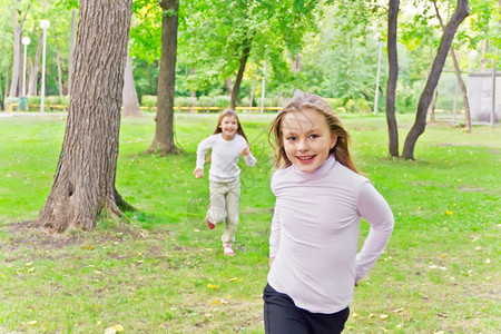 照片来自两个夏日跑女孩的照片松弛休闲白种人图片