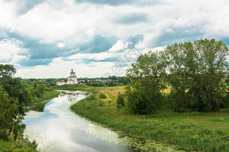 自然古城苏斯达尔美丽的风景在俄罗斯夏季阴云的日子里建筑学图片