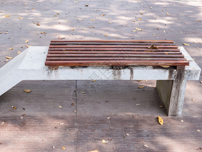 现代的户外路面混凝土板凳在城市公园的瓷砖地板上用小木头图片