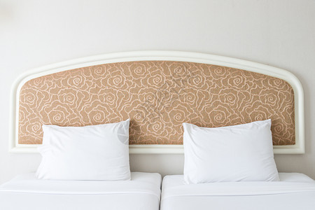 亚麻布墙卧室大床上的双白层枕头棉布图片