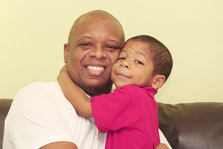 多米尼奇非洲父亲和儿子的肖像聚焦在孩子身上快乐的重点图片
