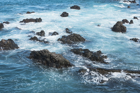 海岸多岩石的浪加那利群岛美丽的地貌太平洋蓝色海水和岩石加那利群岛图片