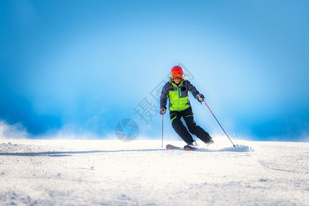 登山滑雪徒步旅行的年轻人图片