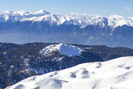 登山者后面的雪和地脉图片
