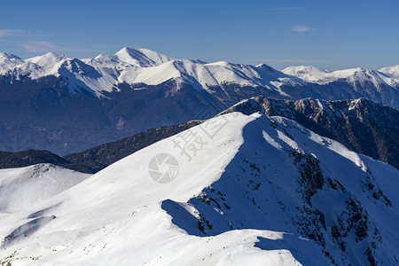 滑雪登山者后面的冰川图片