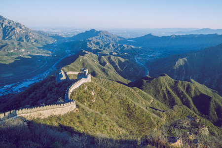 旅行晚上的墙边界景观图片