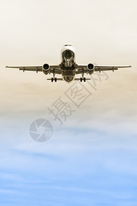 运输航空起落架通过梯度天空降落时搭乘的客机图片