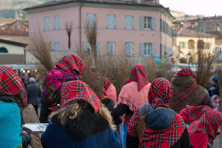在公共场所佩戴红色苏格兰头巾和披肩的女群体在公共场所佩戴红色苏格兰头巾和披肩的女群体巫婆庆祝地面图片