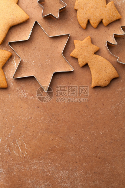 伯利恒垂直的小吃圣诞甜食背景有自制姜饼干和切刀超过姜面包袋的家制姜饼干和切纸图片