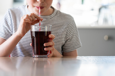 孩子们糖尿病人近距离喝着糖水的女孩FizzySoda图片