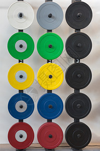 运动各种颜色的健身杠铃铁重量板各种颜色的健身杠铃铁重量板竞技的图片