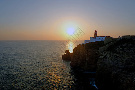 日落时葡萄牙萨格里斯的灯塔CaboVicente晚上建筑的岩石图片