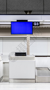 白色的在机场检查柜台带蓝色屏幕复制件商业内部的设计图片