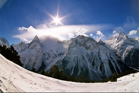 雪山上的刺眼太阳图片