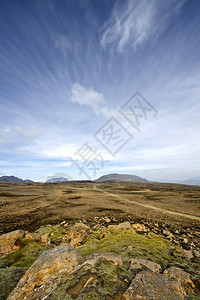追踪荒芜冰岛Katla系统表山和火在Middalsfjall地区空的荒熔岩田离开图片