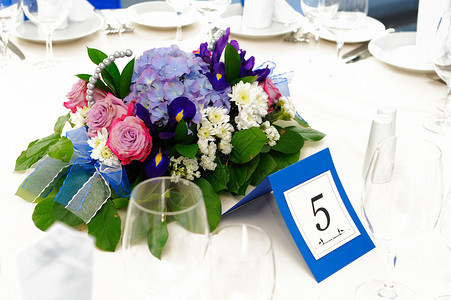 送达浪漫的花束放在宴席餐桌上门户14图片