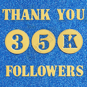 红色的感谢35K0名追随者在金字塔和数上传递信息给社交网络的朋友追随者们一个光辉的蓝底背景晋升休息图片