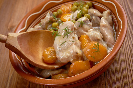 茴香烹饪普莱特鸡肉和蔬菜的弗里卡西Fricassee图片